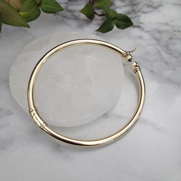 open view of catch Vintage 9ct yellow gold hollow oval hinge bangle women's