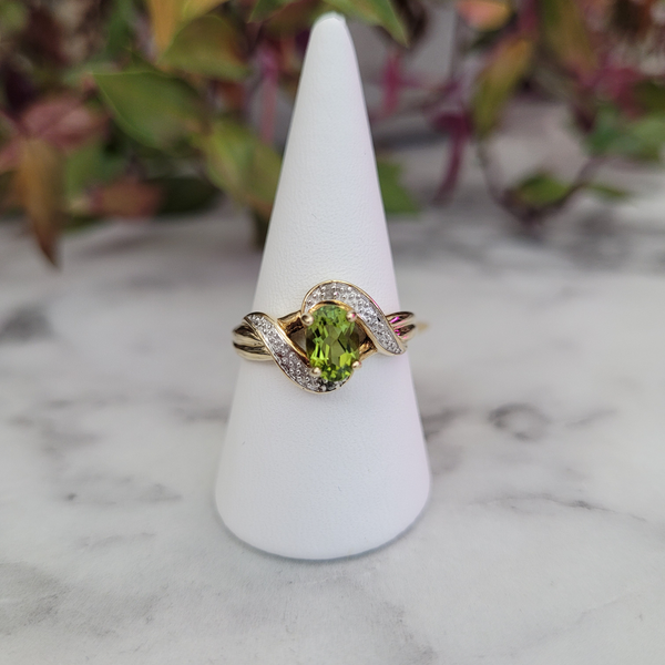 Vintage 9ct yellow gold oval peridot & diamond twist detail ring  Birthstone August 16th wedding anniversary gift